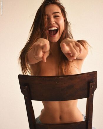 Alexis Ren