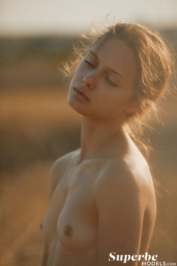 Amelie Lou