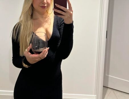 Full leaked Helwife/ private onlyfans photo