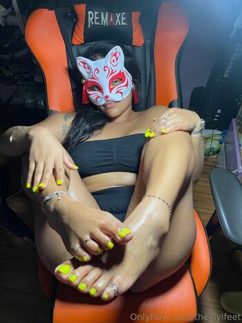 Yiyi Feet
